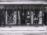 Specijalizirana trgovina školske, pisaće i slikarske robe 1890.godine. Trgovina slikarske robe Juliusa Hühna, otvorena 1837. u jednokatnici koju je 1830. izgradio veletržac žita Franjo Čavrak